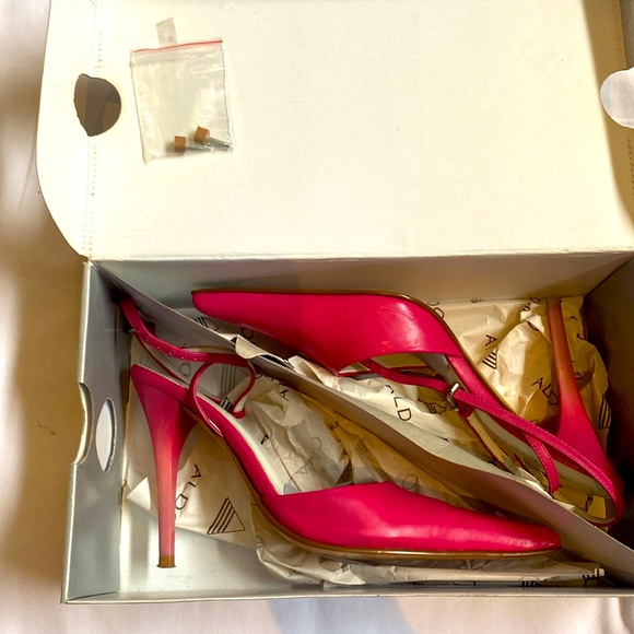 Hot pink pointed heels - Picture 2 of 3